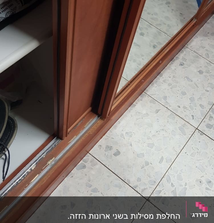 דלת עץ עם מסילה על רצפה מרוצפת